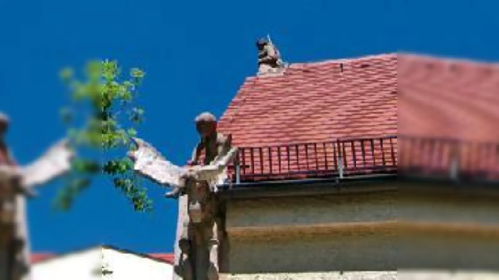 Haben beim Sommerfest ein wachsames Auge auf die Gäste: Giebelfiguren auf der Seidlvilla.  (Foto: VA)