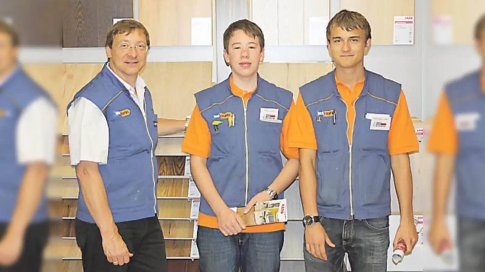 Klaus Rettenberger begrüßt die neuen Lehrlinge Mario Leitner und Maximilian Löblein.  (Foto: Privat)