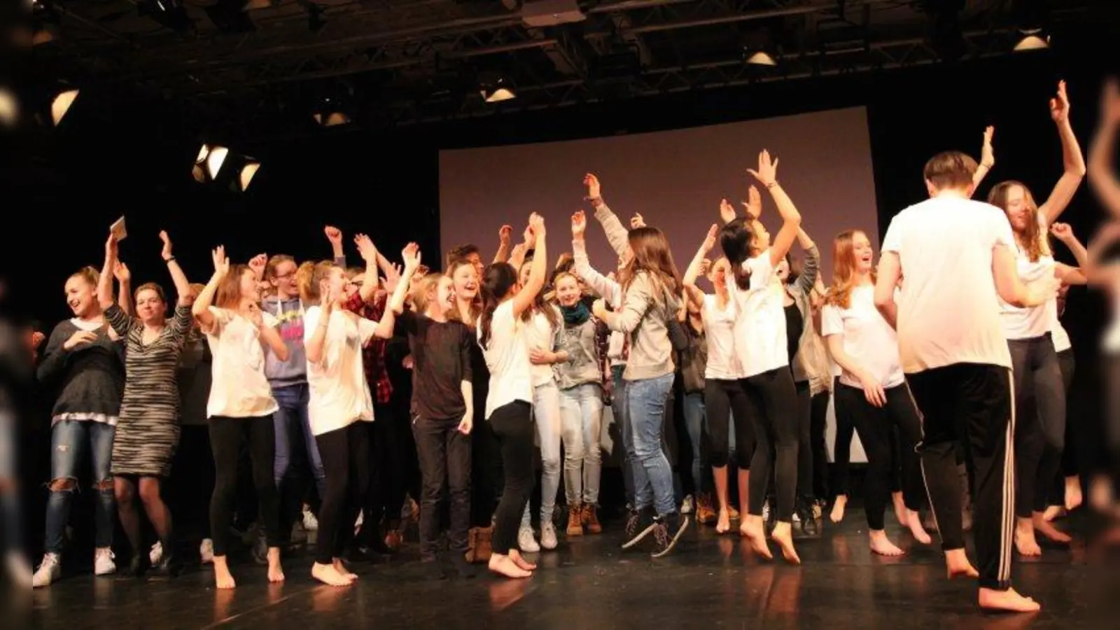 Mitreißende Klänge zum Abschluss der Klang-Projektwoche am Elsa-Brändström-Gymnasium auf der großen Bühne der Pasinger Fabrik. Die Capoeira-Vorführung der Tanzgruppe sorgte für langanhaltenden Beifall und lockte die Zuschauer zum Mittanzen auf die Bühne. (Foto: us)