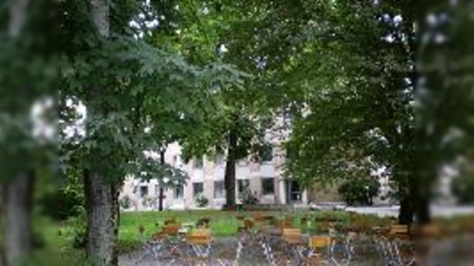 Noch befindet sich hinter dem Gesundheitshaus ein Biergarten.    (Foto: clash)