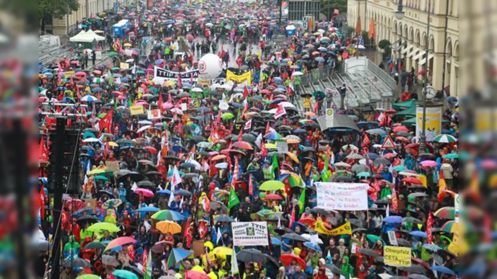 Trotz Regens und trotz Oktoberfest kamen über 20.000 Menschen auf den Odeonsplatz, um zu demonstrieren  CETA und TTIP zum Trotz.	 (Foto: David Brill, CC BY-NC-SA 2.0)