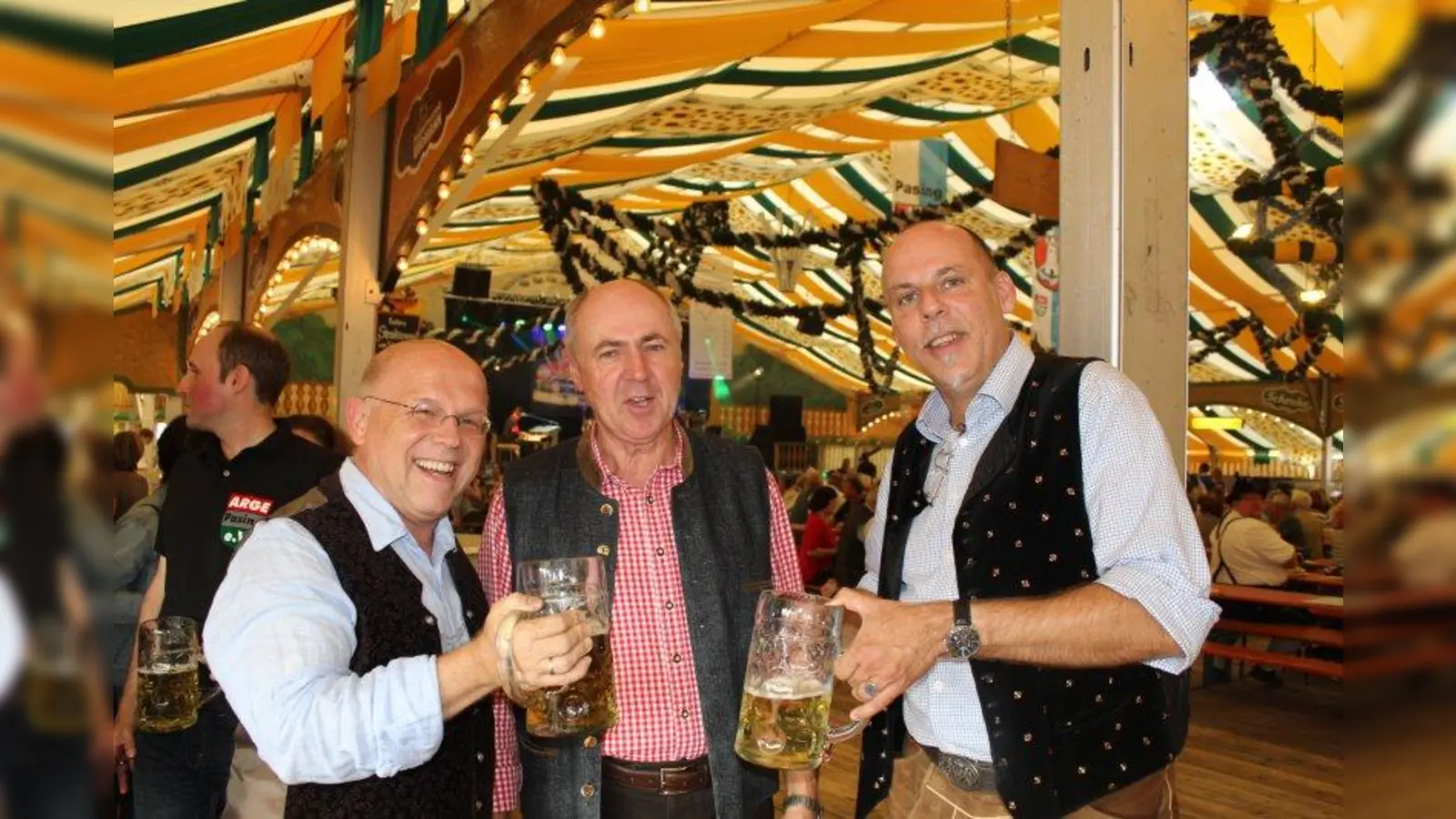 Festwird Gerhard Widmann (Mitte) mit Jürgen Kirner, Vorstand Aktives Pasing e.V. (l.) und Helge Hümpel von der König Ludwig Brauerei (r.). (Foto: US)