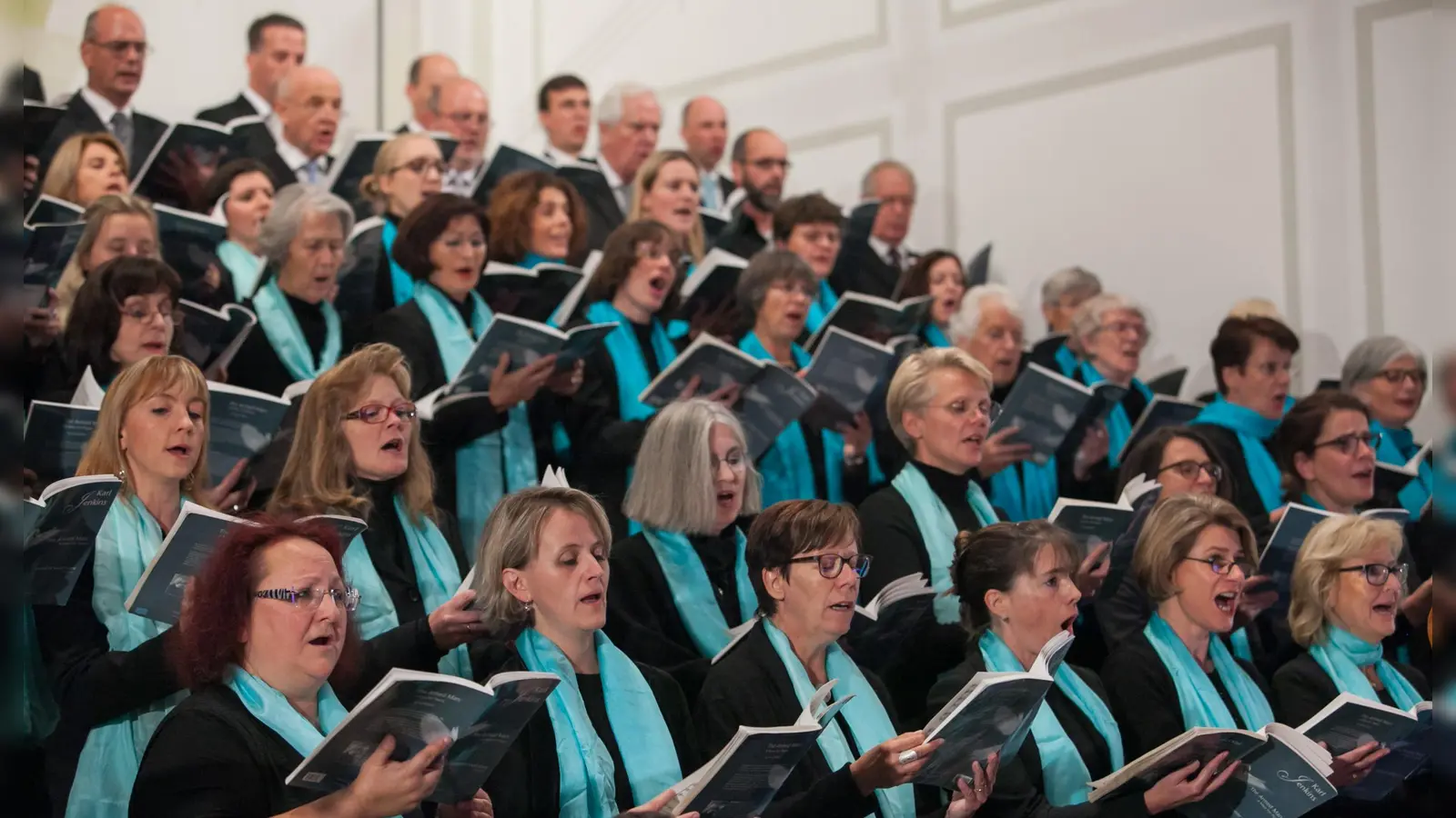 Neben einigen Solistinnen und Solisten singt der Kirchenchor St. Emmeram. (Foto: Janine Stengel-Lewis)