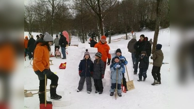Schneevergnügen für die ganze Familie im Westpark: Das Schneemobil der Stadt sorgt jeden Sonntag für die passende Ausrüstung.