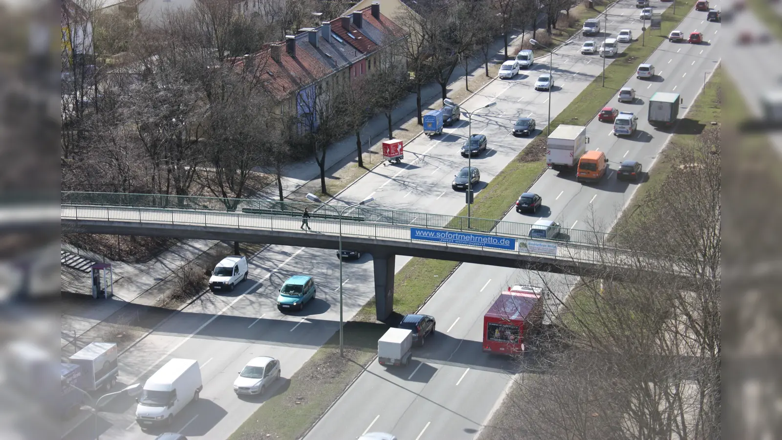 Viel Verkehr: Die Heckenstallerstraße mit der Grabbebrücke im Jahr 2009. (Foto: job)