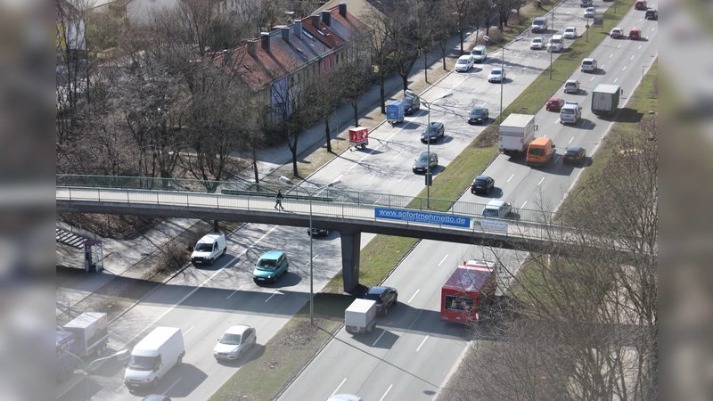 Viel Verkehr: Die Heckenstallerstraße mit der Grabbebrücke im Jahr 2009. Seit bald zehn Jahren gibt es an dieser Stelle einen Park mit Bäumen und Sträuchern. (Foto: job)