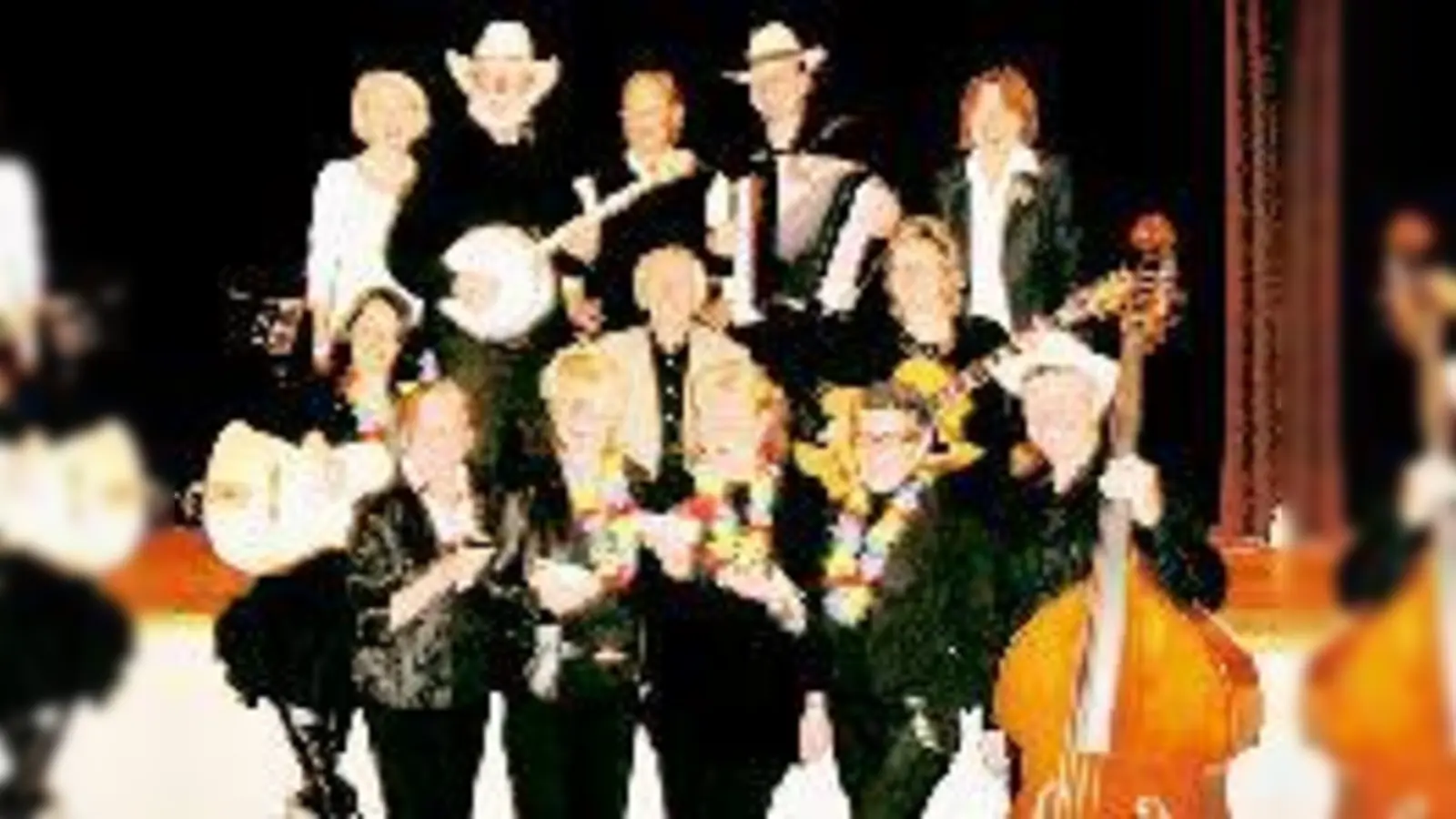 Die Band »Bärlauchsisters &amp; Moonshiners« feierte zusammen mit Café-Leiter Walter Gruber-Carow (oben Mitte), Regenbogen-Geschäftsführerin Jutta Oxen (rechts) und Dr. Peter Vaitl (Mitte).    (Foto: Erl)