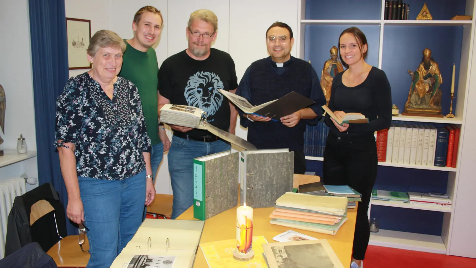 Bei der Ordnung des Archivs von St. Benedikt stießen Gemeinderatsmitglieder Renate, Sebastian und Wolfgang Meier, Pfarrvikar Jaime-Pasqual Hannig und Sarah Brunell (von links) auf historische Fotos und Dokumente. (Foto: job)