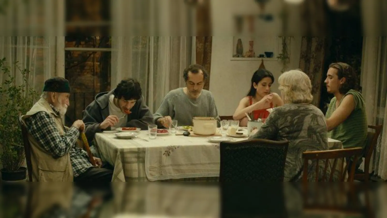 „Meine glückliche Familie” ist ein Film von Nana Ekvtimishvili und Simon Groß. Es zeigt die friedliche Revolution einer Mutter. (Foto: Zorro Film GmbH)