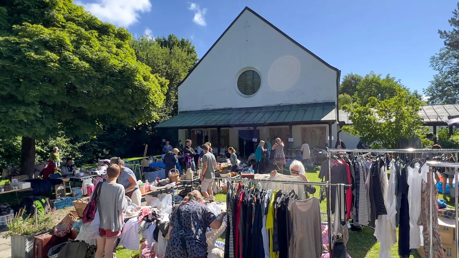 Vor der Gustav-Adolf-Gemeinde findet zum Auftakt des Sommerfestes ein schöner Flohmarkt statt. (Foto: Pfarrverband)