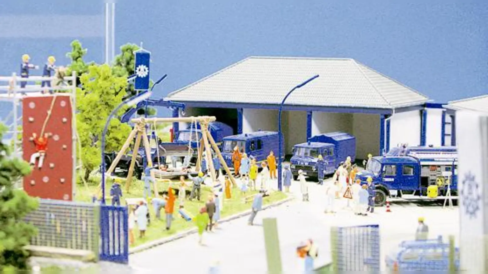 Das THW präsentiert sich: hier allerdings »en miniature« im Miniland. Die großen Fahrzeuge haben beim Jubiläumsfest aber auch ihren Einsatz.	 (Foto: VA)