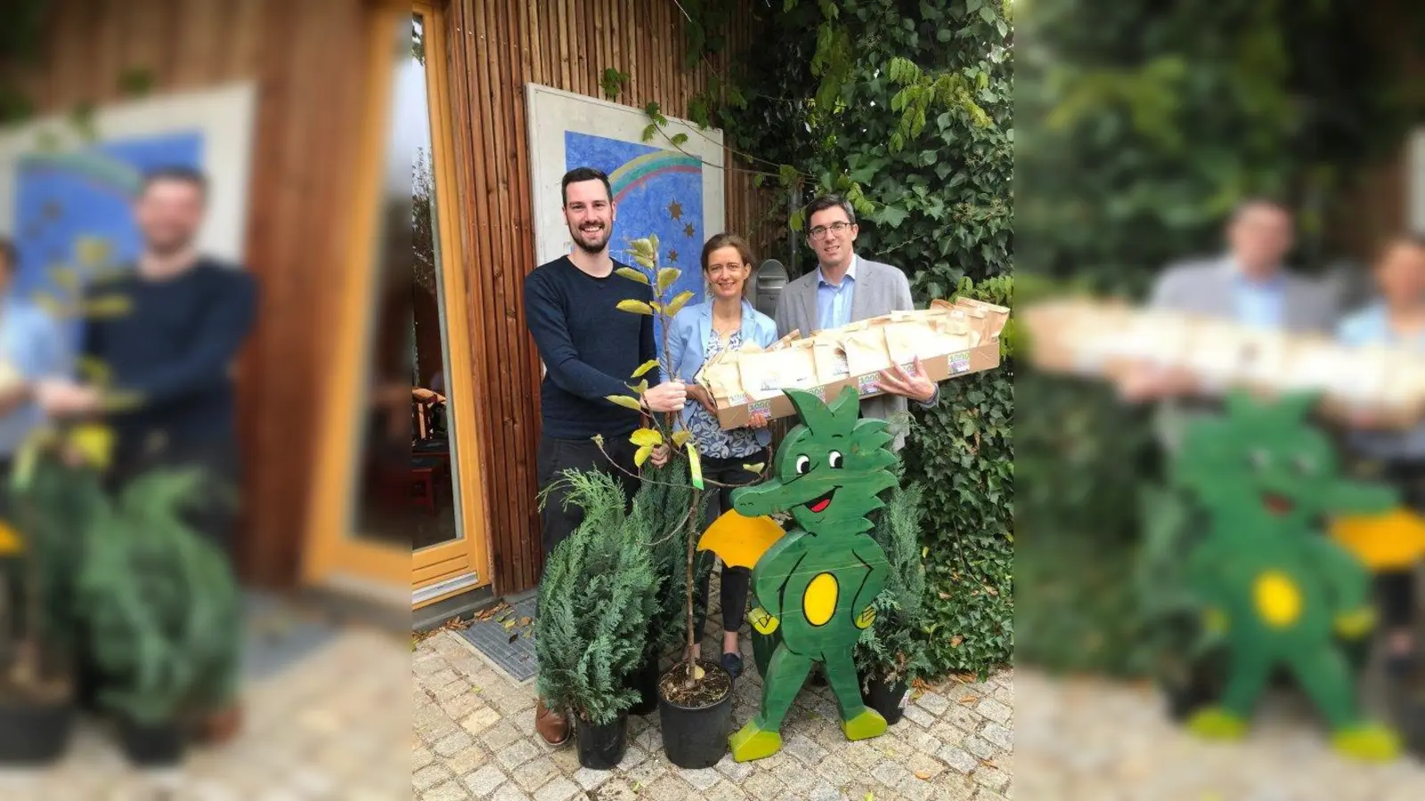 Bei der Baumübergabe: Tobias Schmitt, Dörthe Friess und Frank Zellner (von links). (Foto: CSU Peißenberg)