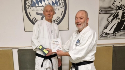 Gerhard Wochnik (links) mit Prüfer Wolfgang Dittmer. (Foto: Uwe Wolff/SCUG)