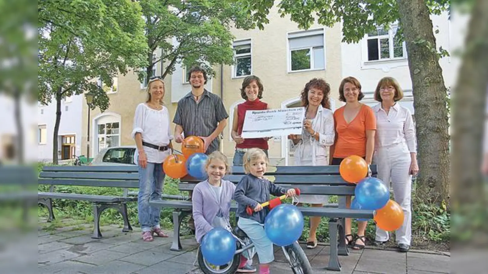 Die neuen Bänke aus den Ressourcen des Projekts »Bank &amp; Baum« kommen bei allen gut an.  (Foto: HH)