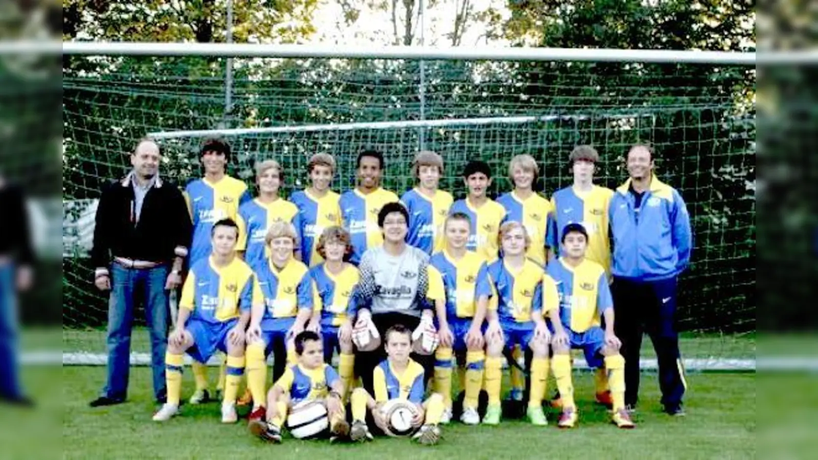 Stolz präsentierten die C1-Junioren ihre funkelnagelneuen Trikots.	 (Foto: SVD)