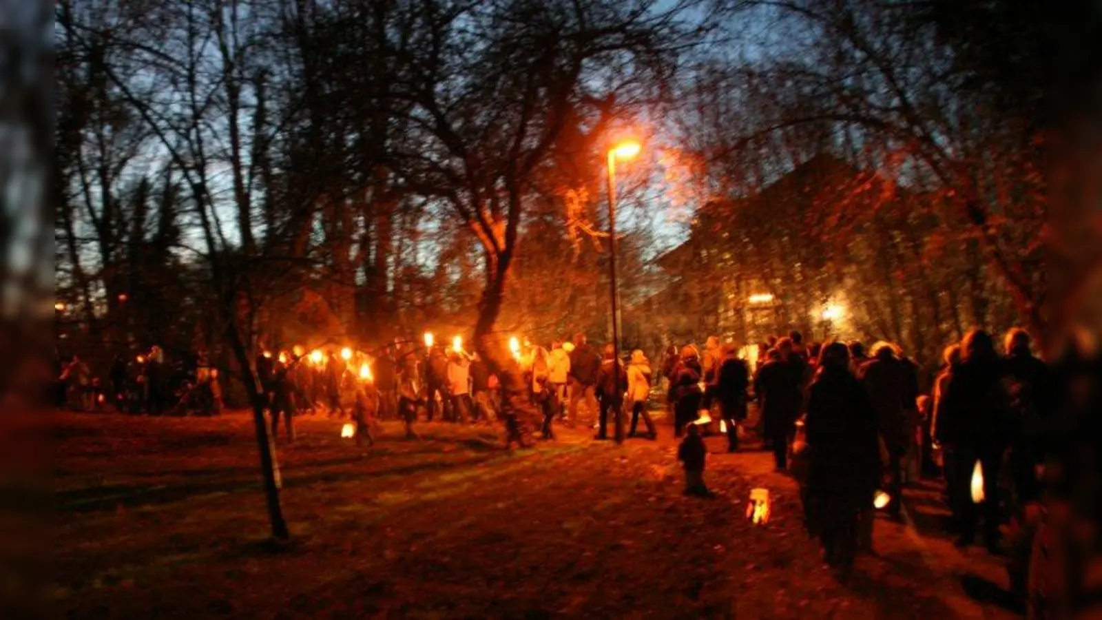 Der Martinsumzug mit selbstgebastelten Laternen ist für jeden Besucher ein Erlebnis. (Foto: jf)