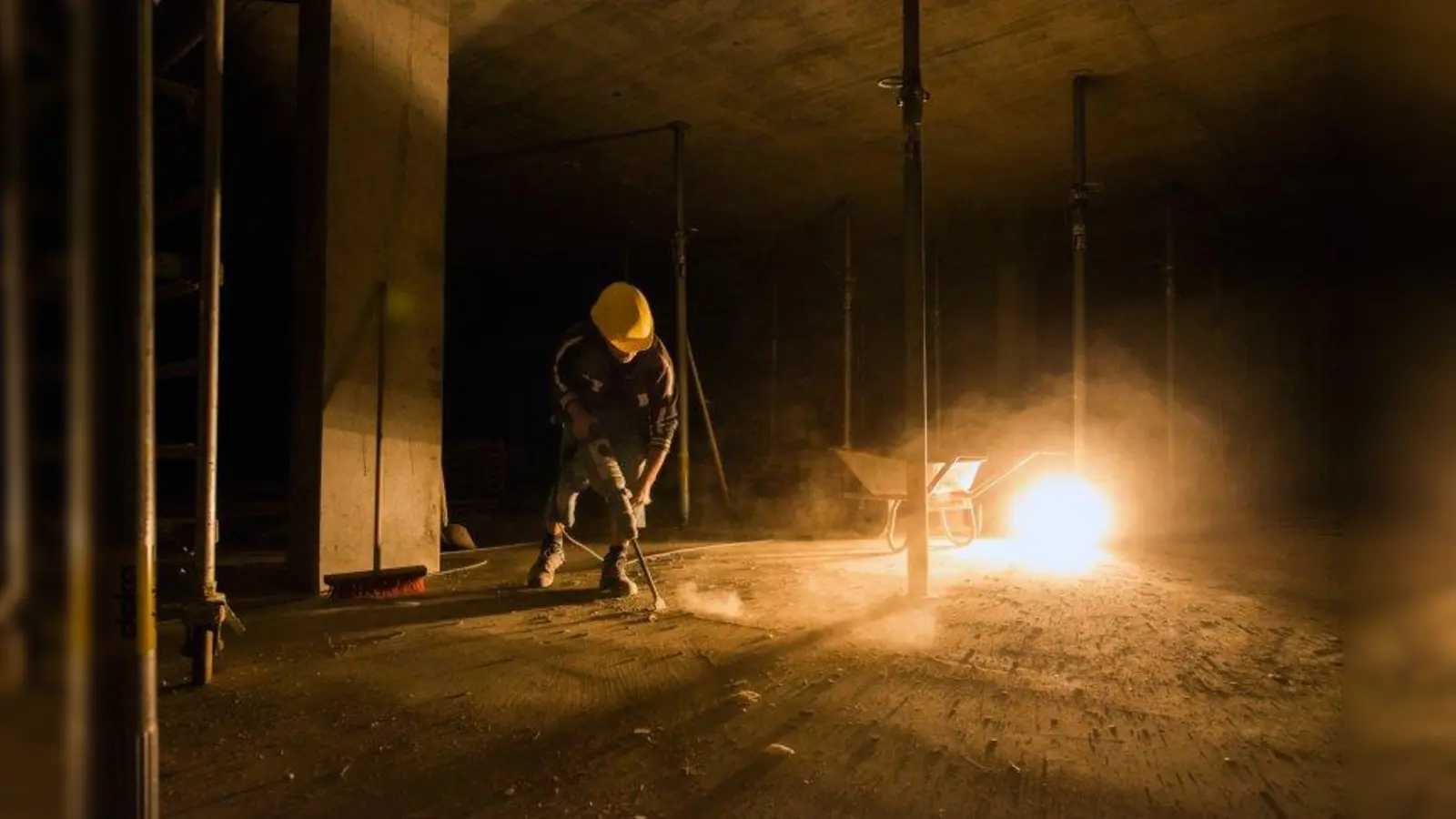 Mehrere tausend Fotos gibt es, die den Wandel vom Viehhof zum Volkstheater dokumentieren. (Foto: Gabriele Raith)