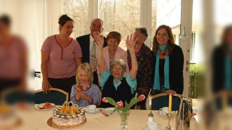 „Juhu, ich bin hundert!“ Thekla Roth sah man die Freude an, als sie am vergangenen Freitag im Familienkreis ihr großes Jubiläum feierte. V.l. Marion Heym, Joachim Heym, Bürgermeisterin Annemarie Detsch, Helga Heym, Anette Heym und vorn Urenkelin Aurelia mit der Jubilarin Thekla Roth. (Foto: US)