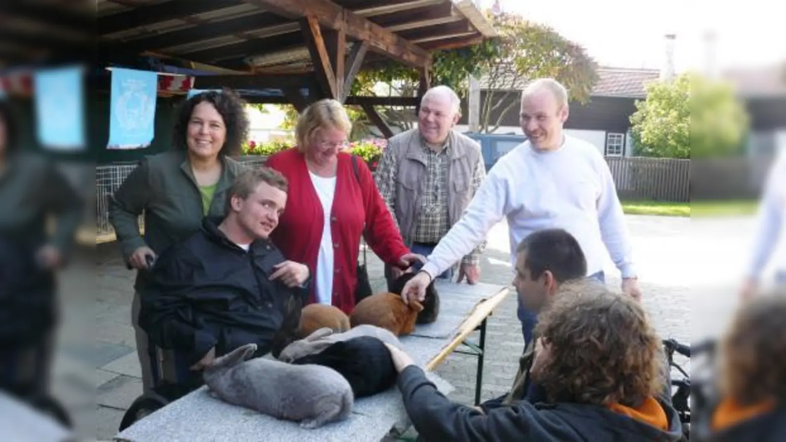 Wie angenehm weich und warm sich lebendige Hasen anfühlen, das konnte eine Gruppe Jugendlicher und junger Erwachsener von der Förderstätte der Helfenden Hände jetzt bei den Aubinger Haserern selbst erleben. (Foto: Eva Schraft)