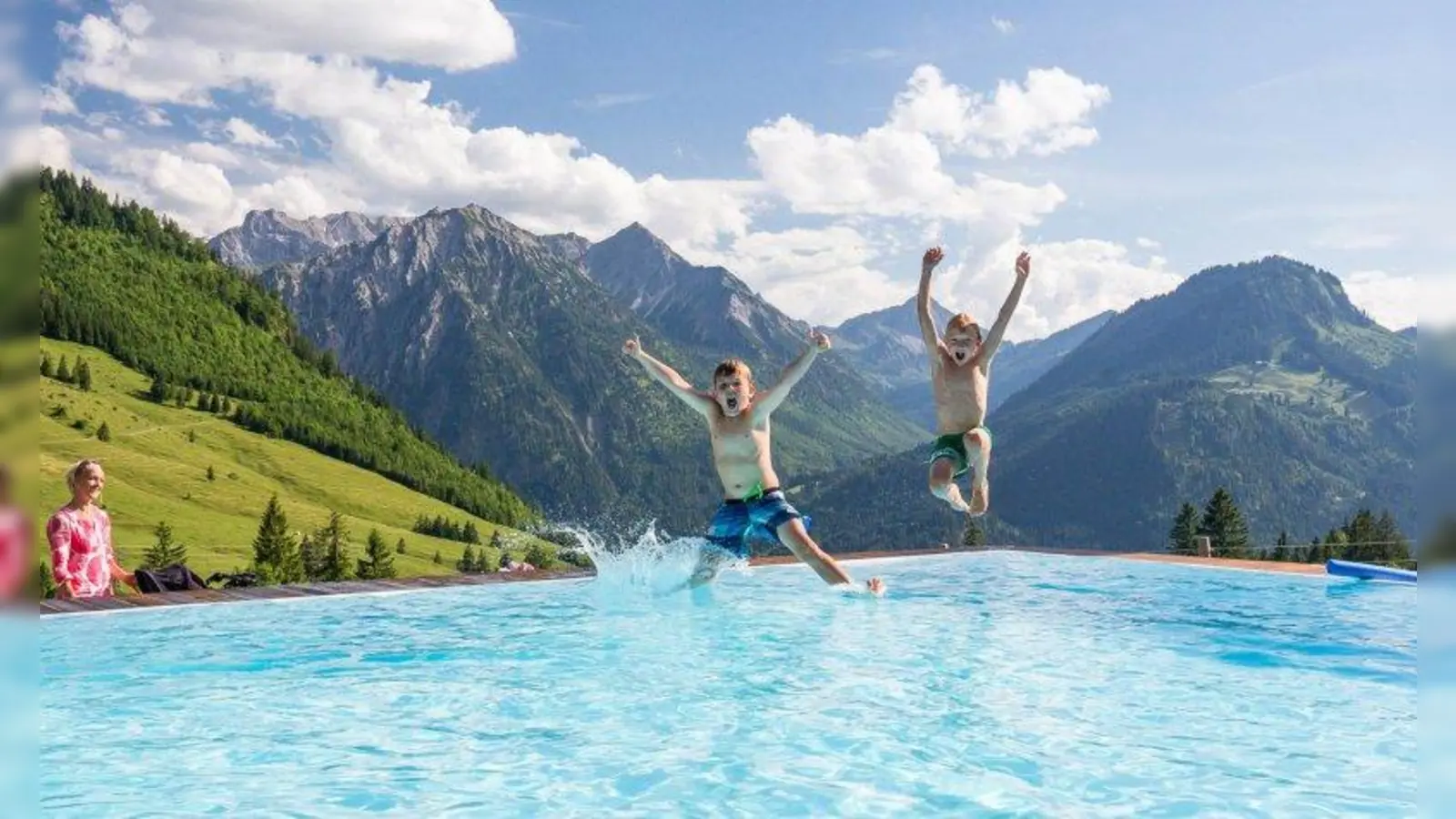 Mitten drin in der Natur: Der geräumige Outdoor-Pool ist nur ein Teil der großen Badelandschaft. (Foto: www.360perspektiven.at)