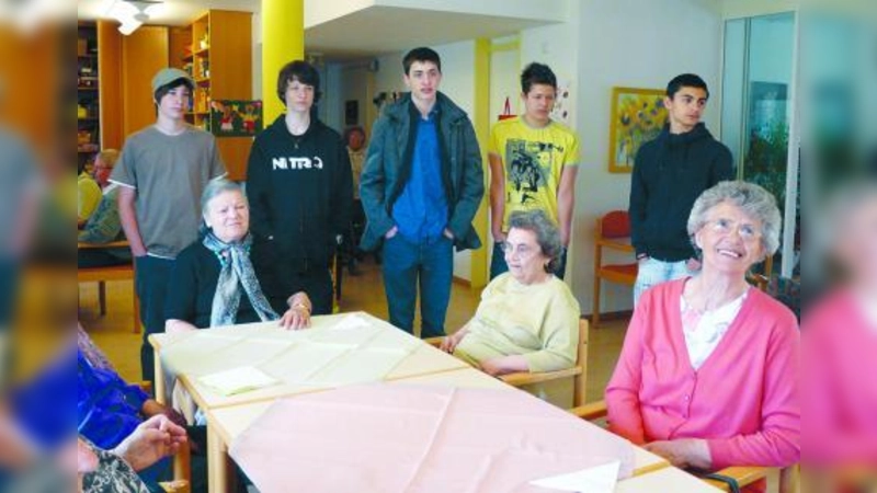 Lukas Mittermayer, Wolfgang Kainz, Fabian Binder, Slobodan Grupe und Nino Jakupi besuchten die Tagespflege. (Foto: pi)