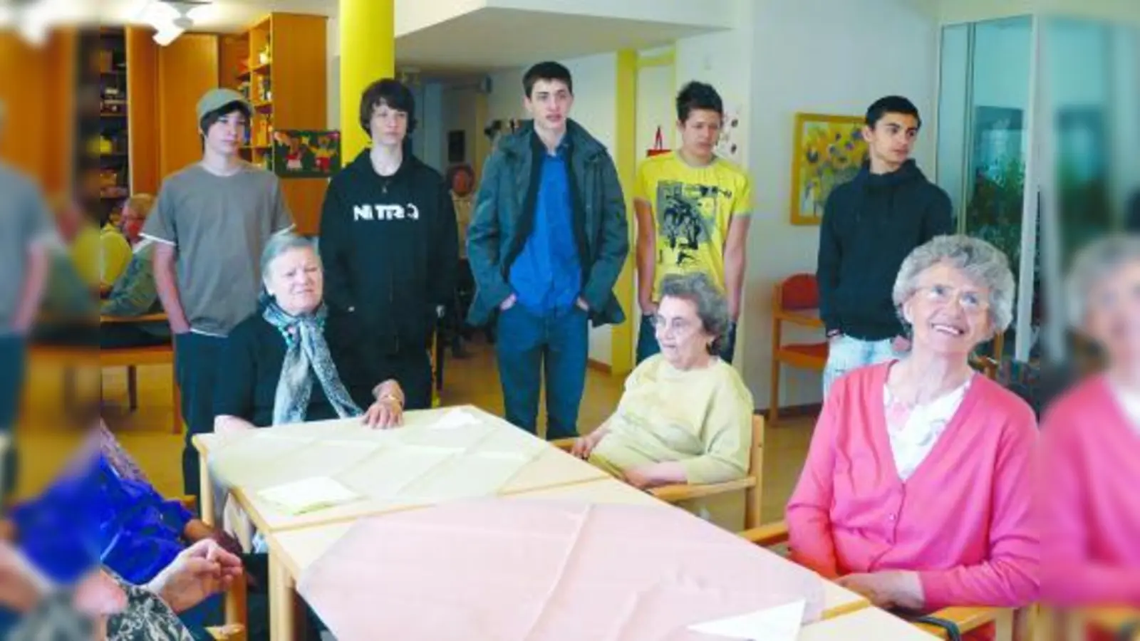 Lukas Mittermayer, Wolfgang Kainz, Fabian Binder, Slobodan Grupe und Nino Jakupi besuchten die Tagespflege. (Foto: pi)