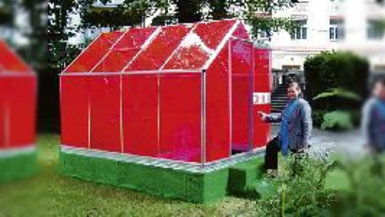 Auch die Geschäftsführerin der Seidlvilla, Johanna Brechtken, hat Gefallen an der Klanginstallation »Musikkapelle« zum 100. Geburtstag im Garten der Villa am Schwabinger Nikolaiplatz gefunden.  (Foto: cr)