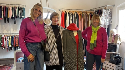 Alles für einen farbenfrohen Herbst und Winter gibt es im Allerlei in Aying. Auf Besucher freuen sich Organisatorin Chris Welz, Elke Kandlbinder und Edith Dietl (v.l.). (Foto: hw)