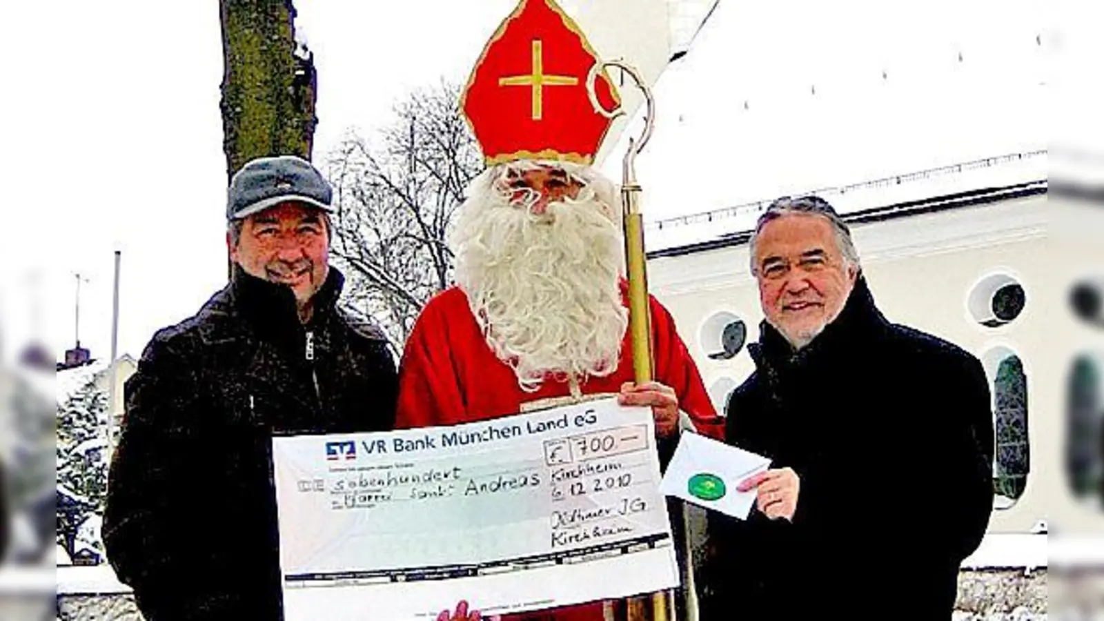 Die Spender Jürgen Brecht (li.) und Hans-Peter Hartmann (re.) von der Oldtimer IG, in der Mitte »Nikolaus« Pfarrer Sebastian Dallos. 	 (Foto: Privat)