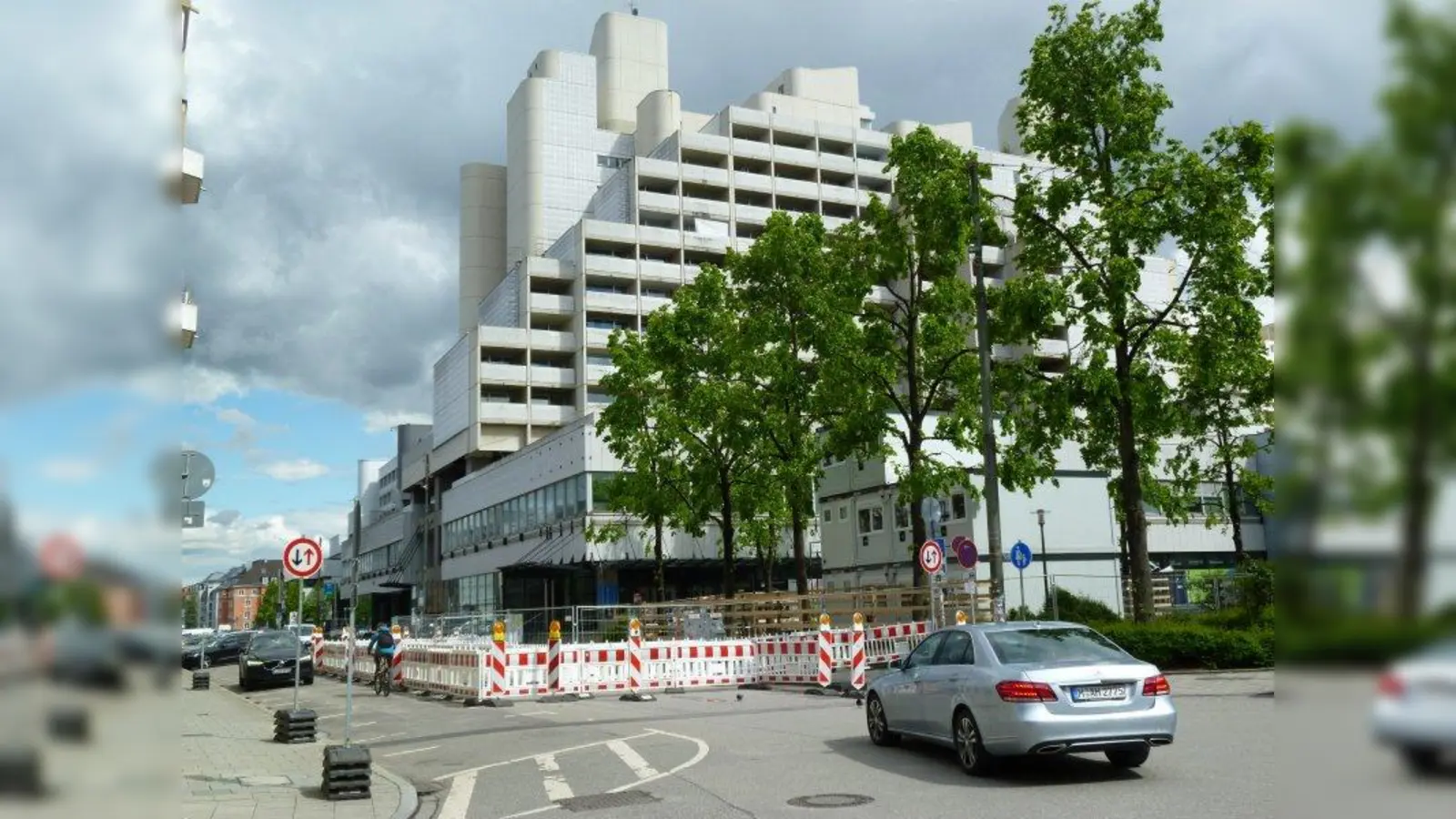 Die Großbaustelle an der Ecke Schwanthaler-/ Schießstättstraße dauert an, weswegen das Pilotprojekt „Vision Schießstättstraße“ auf Eis gelegt werden musste. Alternativ findet jetzt eine Begrünungsaktion in der Parkstraße statt. (Foto: kö)