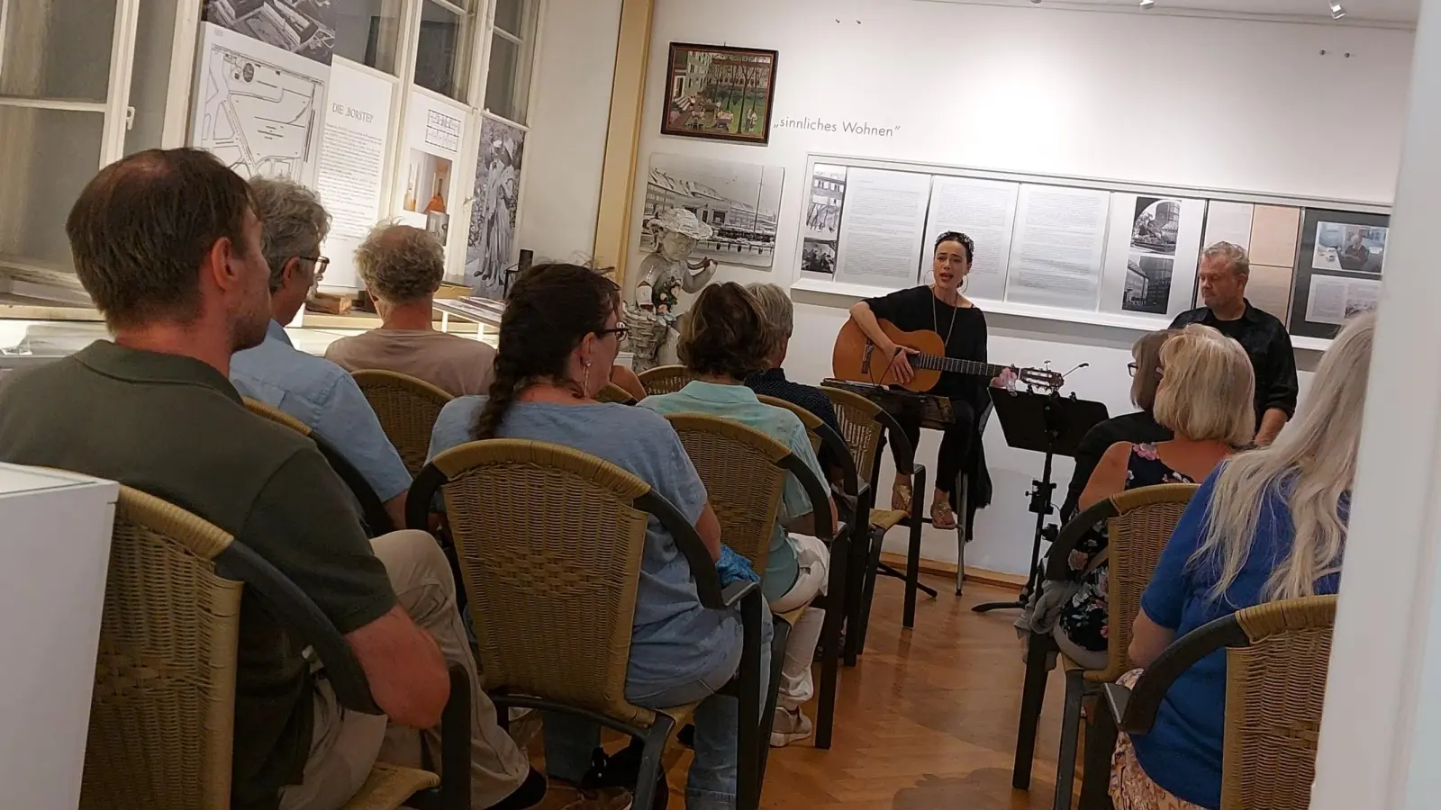 Ungewöhnliche Konzertbühne: Im kleinen Borsteimuseum spielten die spanisch-bayrische Singer-Songwriterin Lailo und der Moosacher Liedermacher Mic B. (Foto: bas)