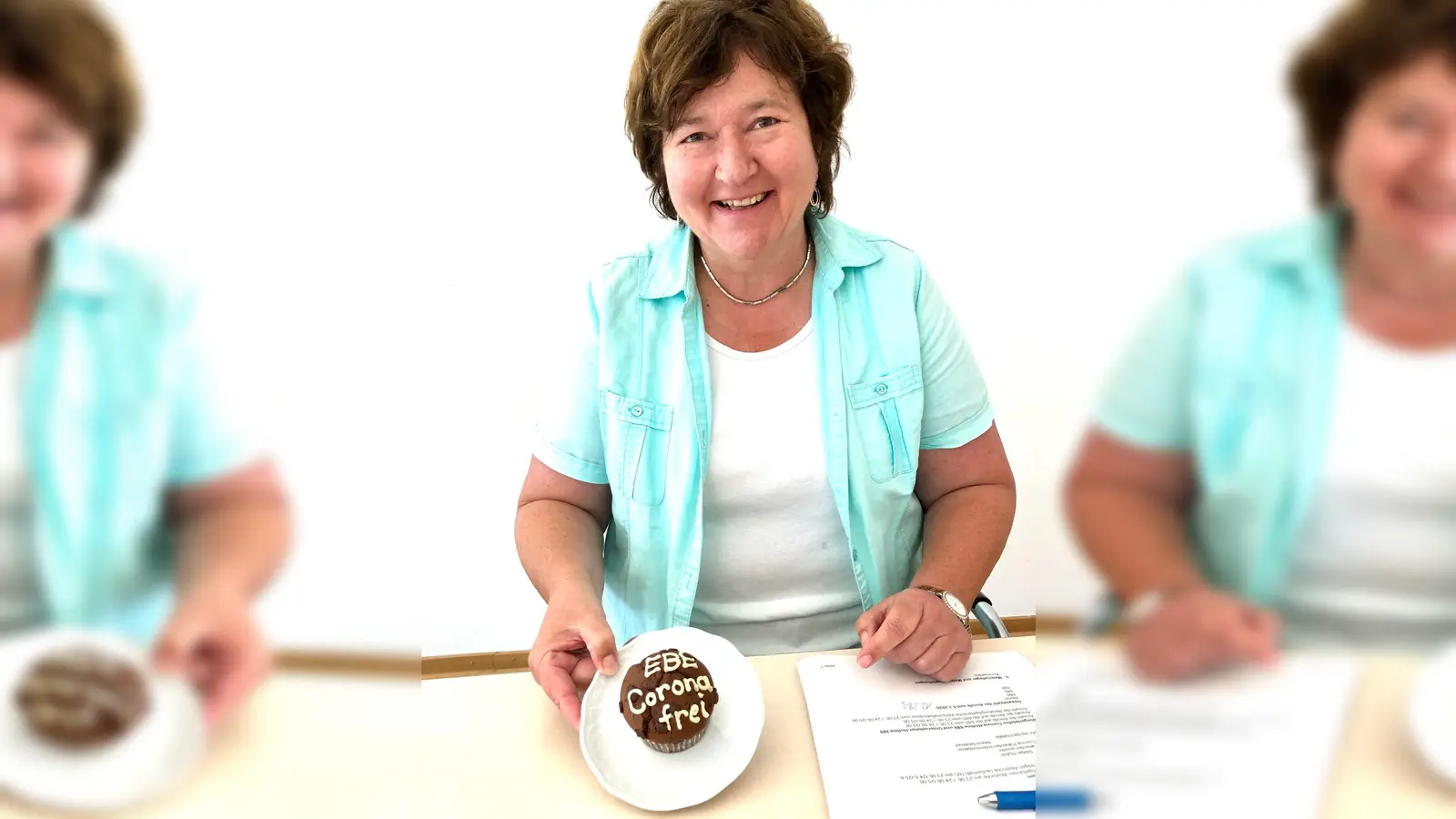 Brigitte Keller, die operative Leiterin des Krisenstabes Corona, freut sich sehr über den derzeit niedrigen Stand an Infizierten und genießt den dafür extra von einer Kollegin gebackenen Muffin! (Foto: LRA Ebersberg)