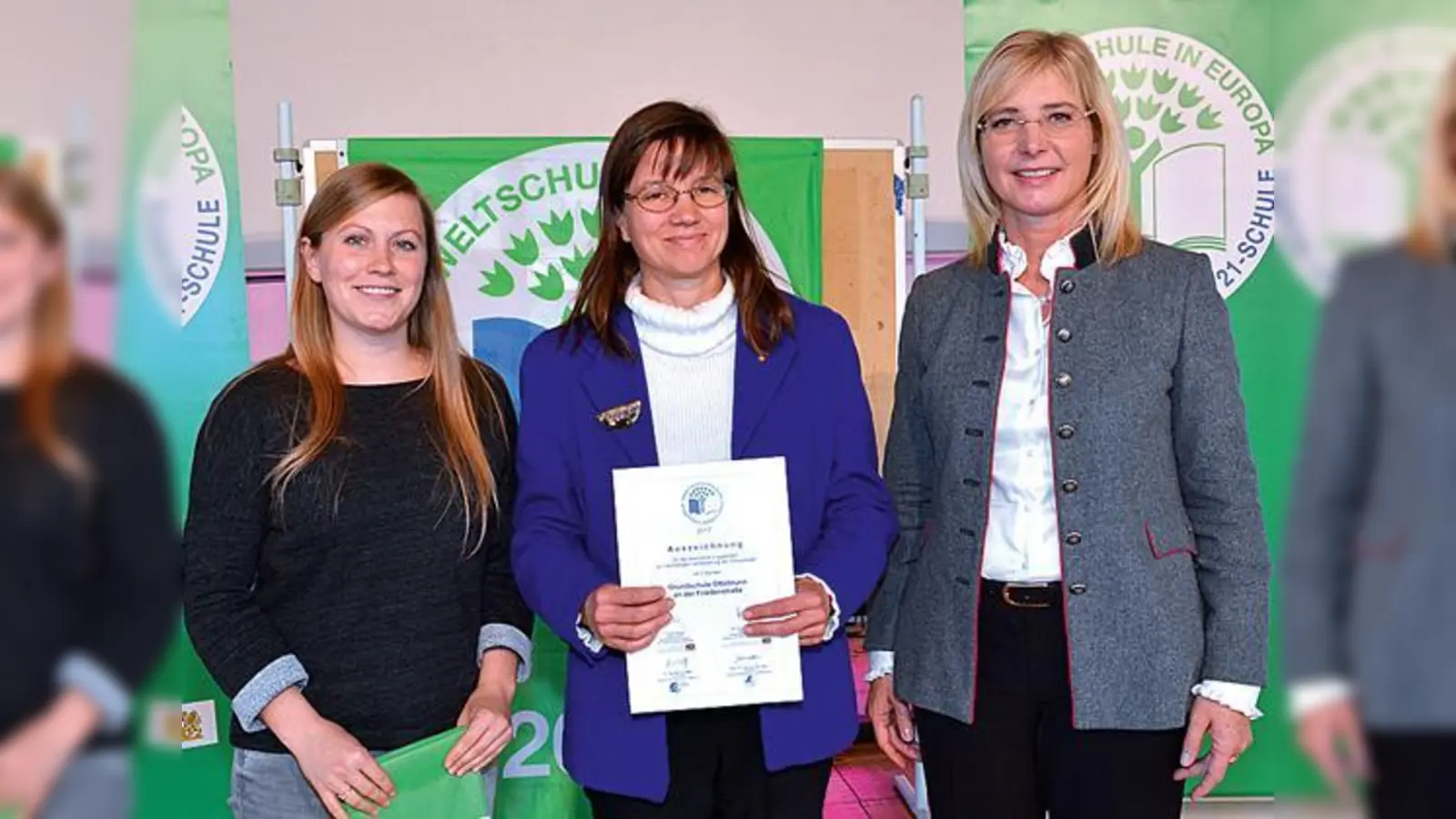 Umweltministerin Ulrike Scharf (r.) gratulierte der Rektorin der Grundschule an der Friedenstraße, Gesine Clotz (Mitte), und der Schulsozialarbeiterin Verena Fischer.  	 (Fotos: www.umweltbildung.bayern.de)