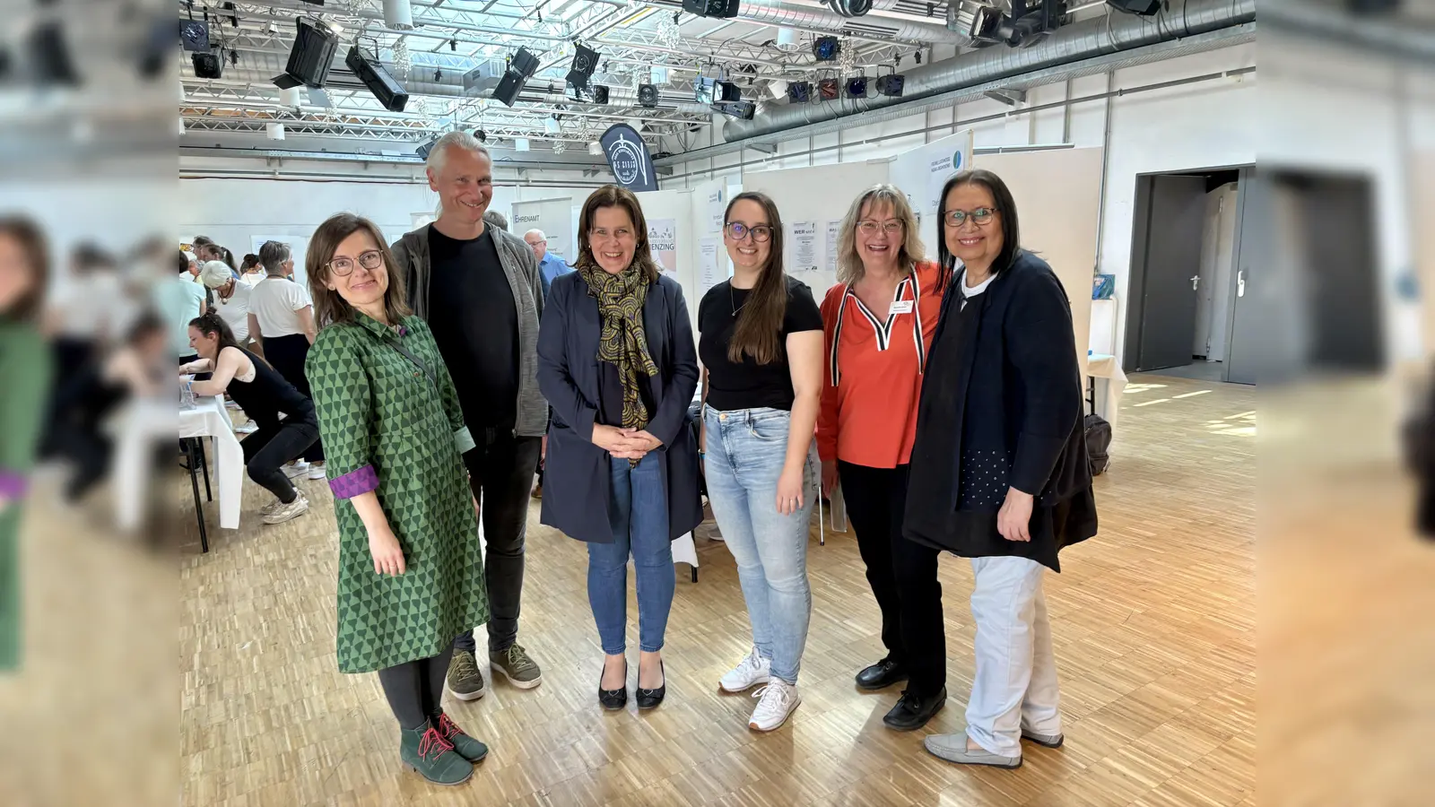 Das Orga-Team der Freiwilligenmesse bestand aus Dagmara Sosnowska, Gerald Zehetbauer, Anna Eckl, Gabriele Hebler und Graciela de Cammerer (v.l.) Bürgermeisterin und Schirmherrin Verena Dietl (3.v.l.) nahm das Orga-Team in die Mitte. (Foto: Ulrike Seiffert)
