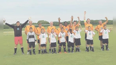 Nach dem Spiel beim Sommerfest präsentieren sich auch die unterlegenen Väter stolz.  (Foto: VA)