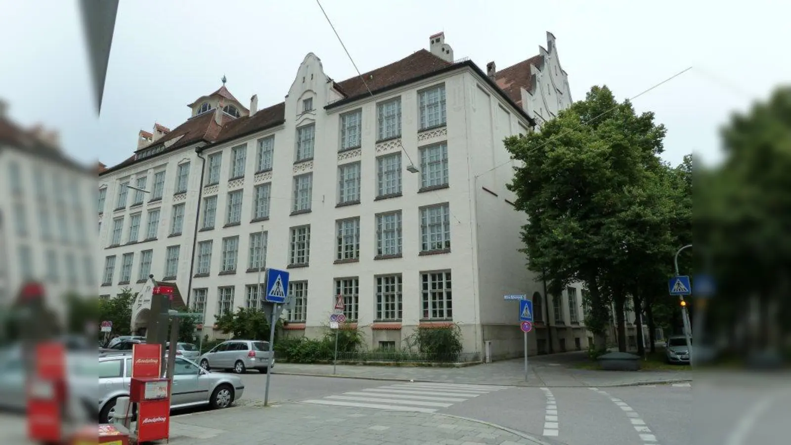 Die Grundschule an der Hirschbergstraße müsste dringend saniert werden. (Foto: sb)