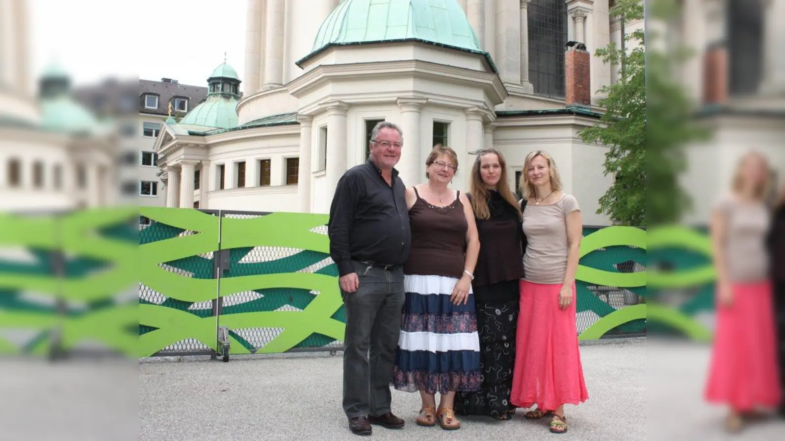 Pfarrer Franz Frank, Heidi Einzinger (Kirchenstiftung), Kita-Leiterin Claudia Wichmann und die neue Fachkraft Michaela Zintl Kubickova (von links) hoffen auf Unterstützung. (Foto: job)