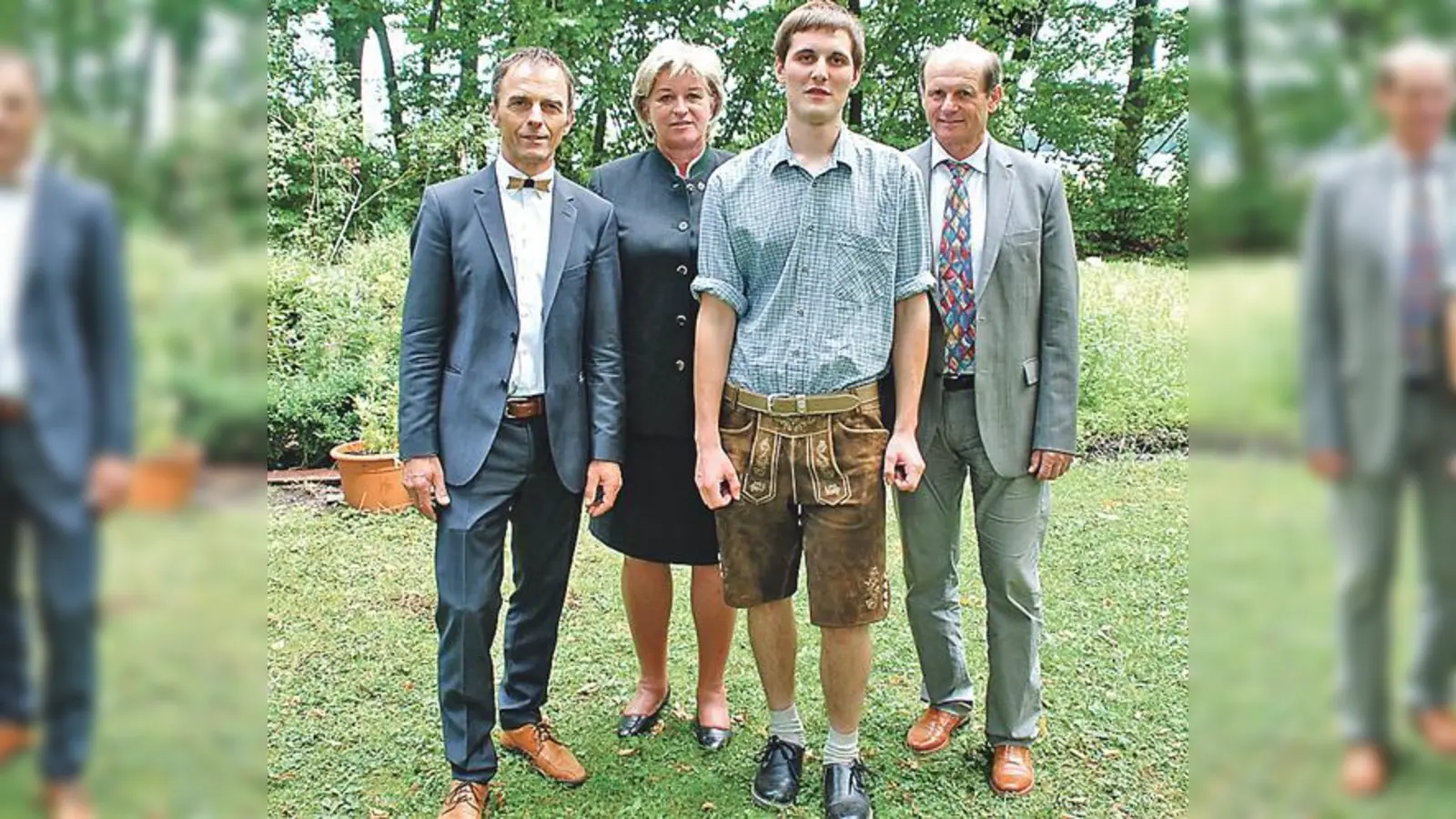 Dieter Link, Magdalena Förstl und Oskar Paulicks (v. li.)  gratulierten Florian Bichler persönlich.	 (Foto: LRA Ebersberg)