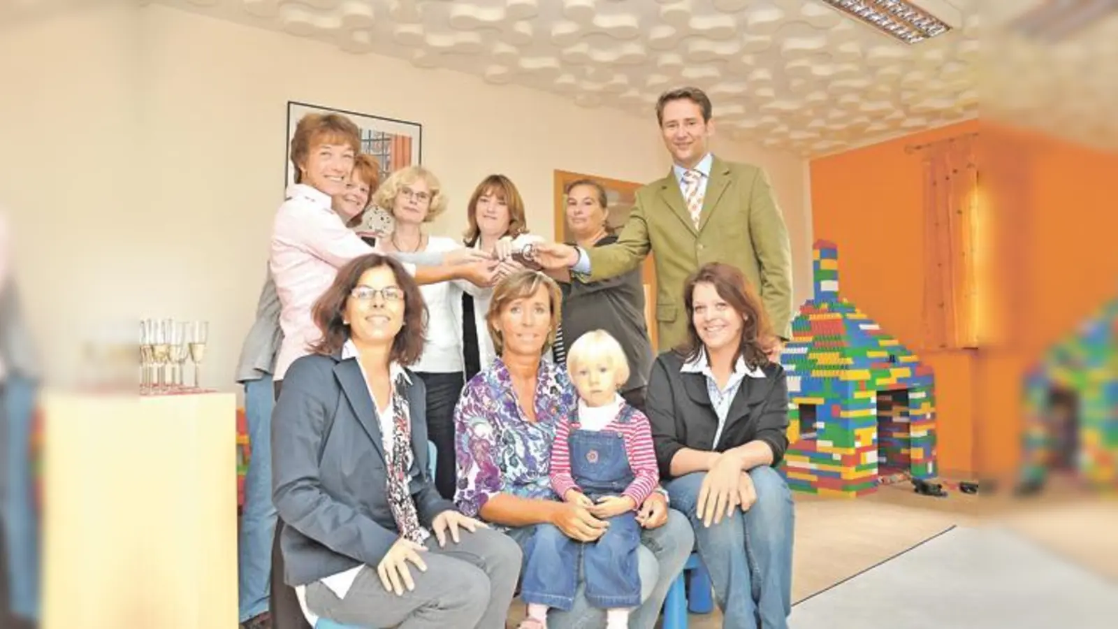 Bürgermeister Stefan Kern (re.) überreicht den Schlüssel an Bernadette Büttner (Mitte li.) im Kreis von Tagesmüttern, Müttern und Antonia. Vorne links die stellvertretende Vorsitzende des Trägervereins, Anouchka Andres.  (Foto: esm)