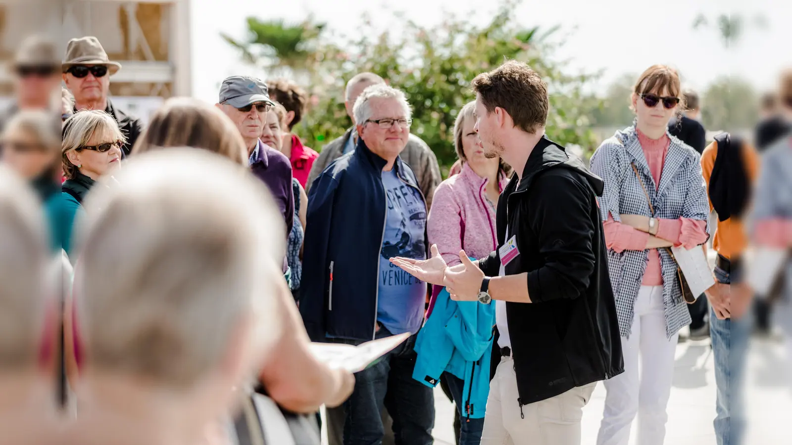 Als Gästeführer auf der Landesgartenschau vermittelt man wissen rund um die Ausstellungen an die interessierten Besucher. (Foto: ByLGS)