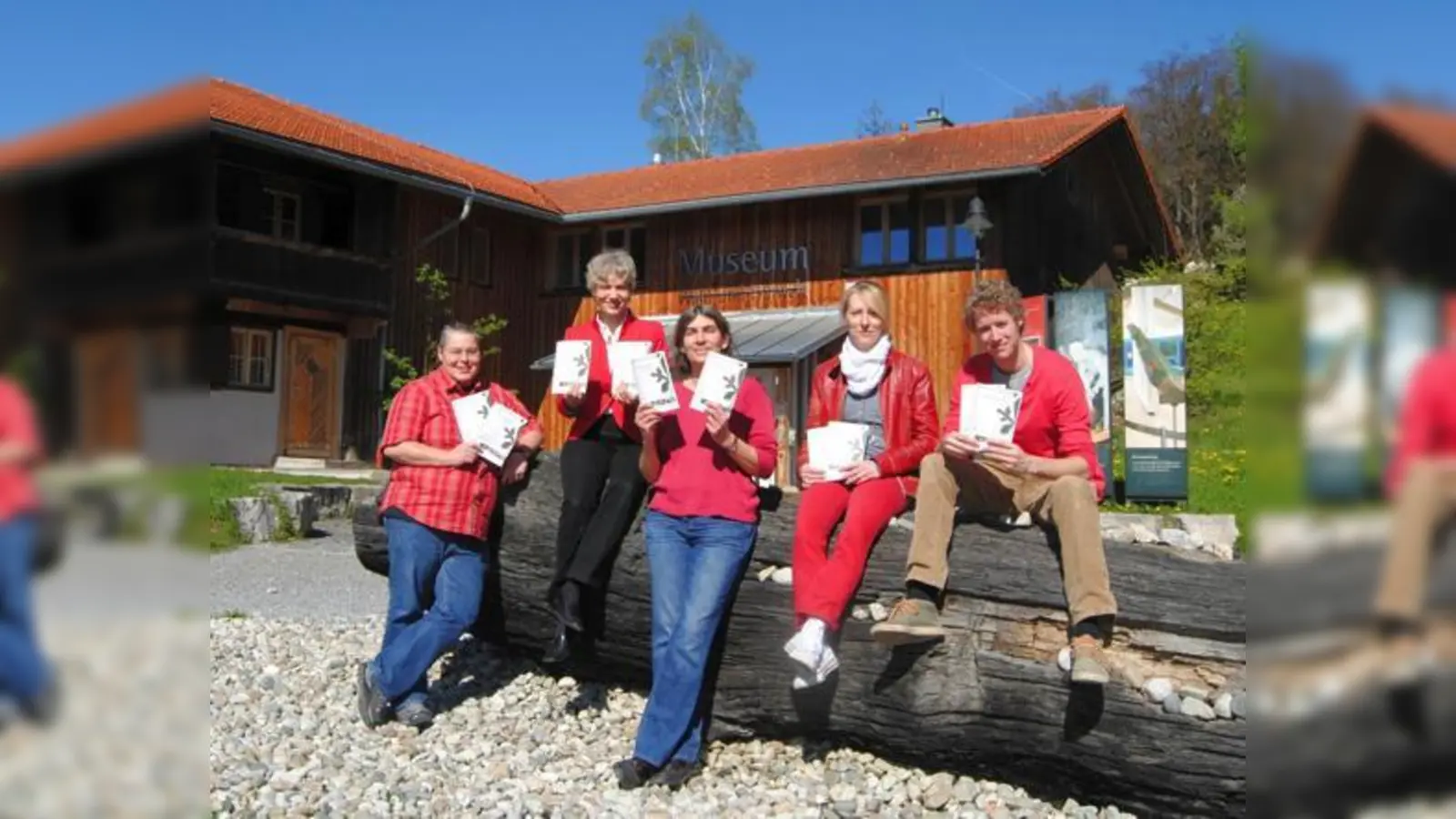 Margarete Meggle-Freund (2. v. l.) und ihr Team präsentieren das neue Programm des Museums Wald und Umwelt.	 (Foto: Agnes Lang)