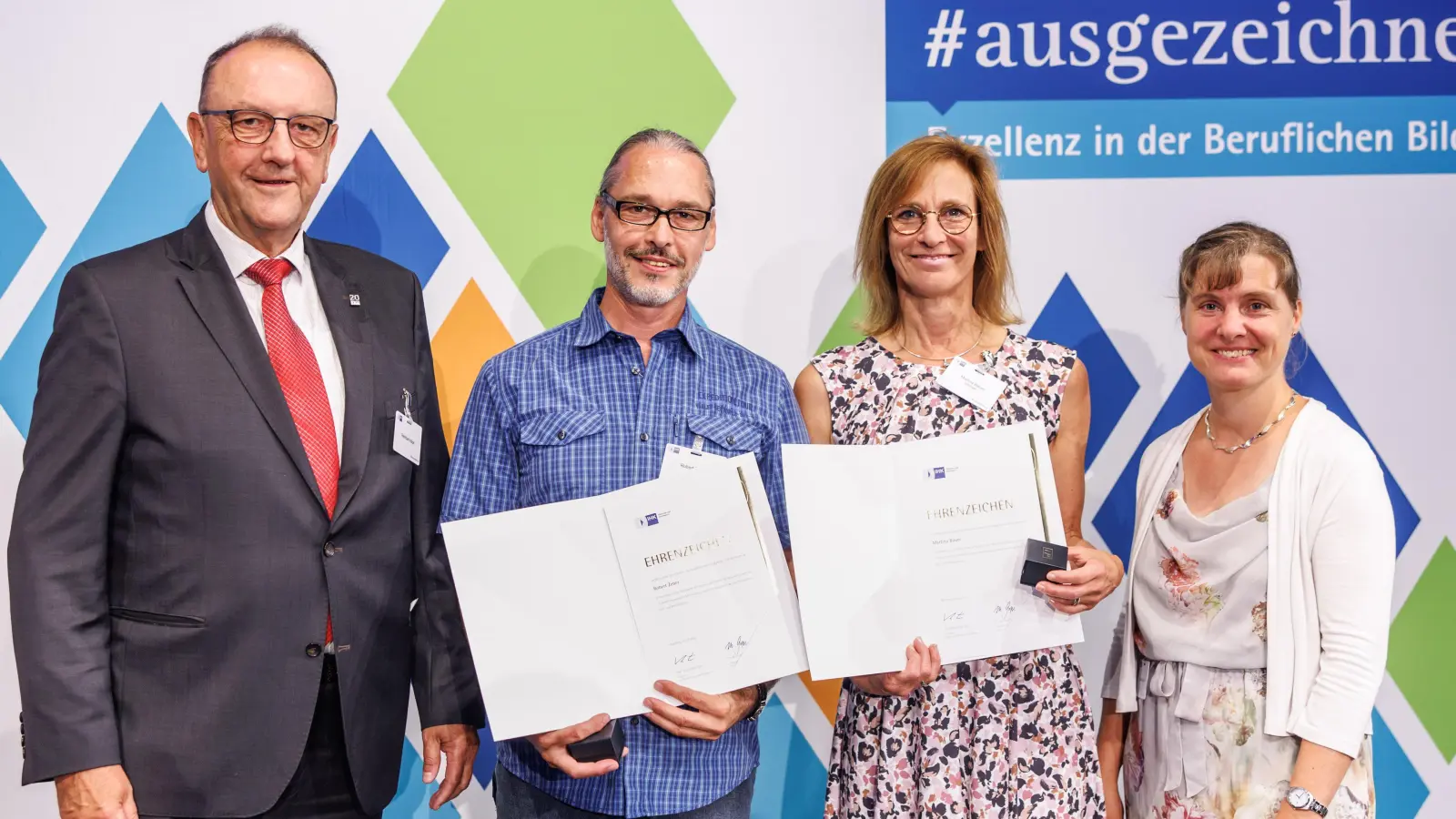 Freude bei der Ehrung (von links): Reinhard Häckl (Vorsitzender des IHK-Regionalausschusses Landsberg am Lech), Robert Zeber, Martina Bauer und Veronika Böllmann (Prüfungskoordinatorin der IHK-Geschäftsstelle Weilheim). (Foto: Balk/IHK)