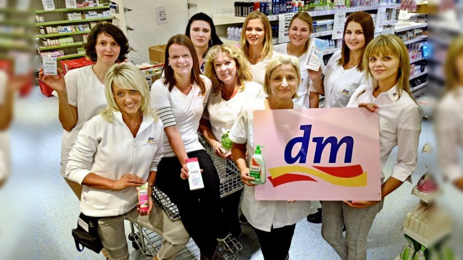 Sie freuen sich auf die Wiedereröffnung: die Mitarbeiterinnen im dm-Markt in der Münchner Straße in Dachau. (Foto: dm)