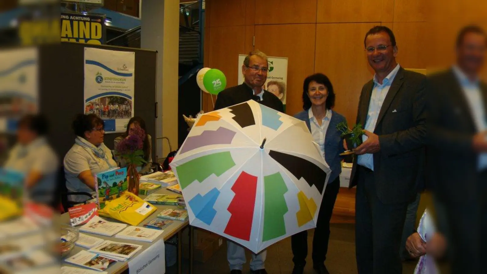 „Schirmherren” am Germeringer Neubürgerabend v. l.2. Bürgermeister Wolfgang Andre, Stadthallenleiterin Medea Schmitt und Oberbürgermeister Andreas Haas. (Foto: pst)