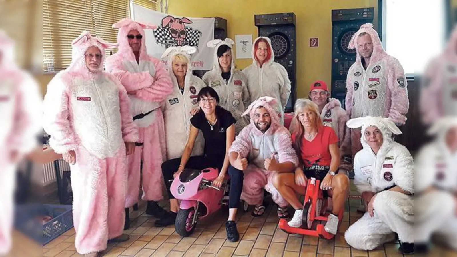 800 Euro konnte die Streetbunny Crew an die Initiative krebskranker Kinder überreichen. Noch mal 700 Euro gehen an das Kinderhaus AtemReich.	 (Foto: Streetbunny Crew)
