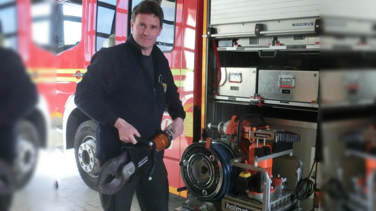 Gut ausgerüstet: Wachabteilungsführer Christof Wehr zeigt eine Schere, mit der zum Beispiel Verletzte aus zerknautschten Autos befreit werden. (Foto: ds)