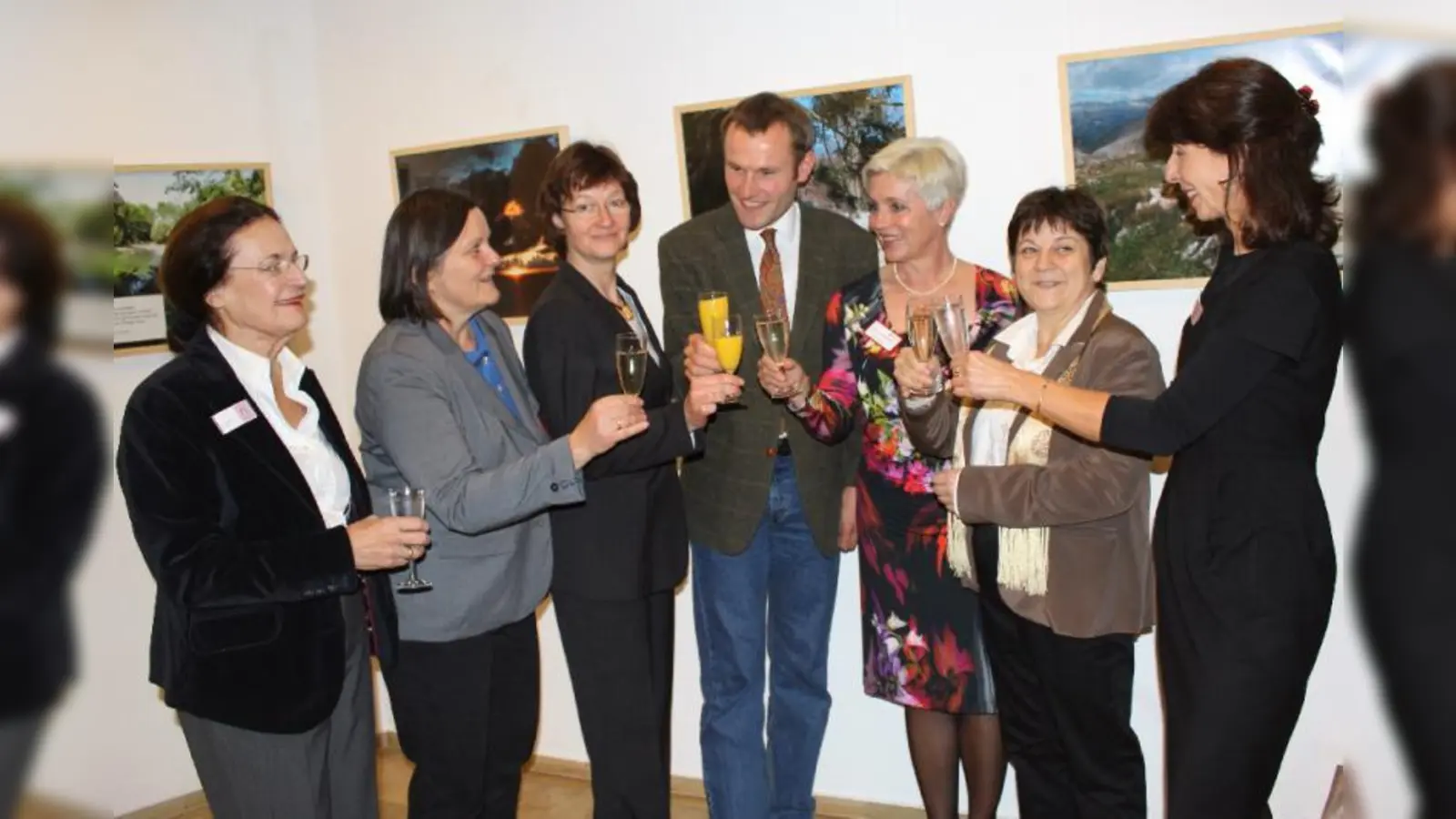 „Hospizdienst ist uns eine Herzenssache.” V.l. Erika Brink, Irene Schuster, Ina Weichel, Jan Philipp Gerharzt, Hanne Rauscher, Christa Ruf-Werner und Ingrid Bettin-Bauer. (Foto: US)