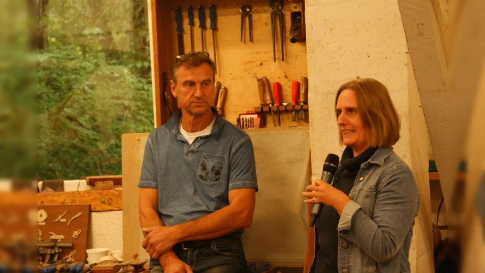 Innungsmeister Wolfgang Meiler begrüßt mit Sibylle Küttner vom Museum Starnberger See die Besucher, die sich zur Führung durch seine Bootswerkstatt eingefunden hatten.. (Foto: Eisinger)