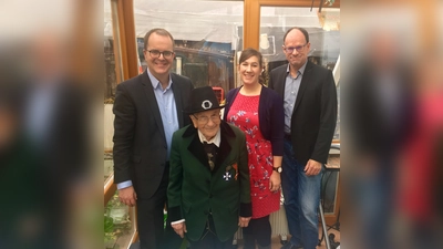 Vizepräsident des Bayerischen Landtags, Markus Rinderspacher gratuliert Otto Kragler, der im kleinen Kreis seinen 95. Geburtstag feierte. (Foto: privat)