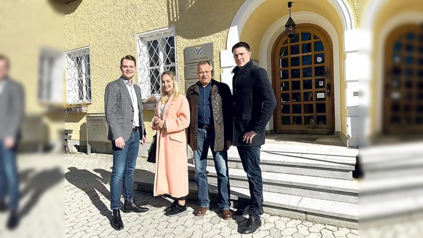 JU Voristzender Maximilian Lilge, Franziska Zeller, Michael Roth und Léon Bogner (v. li. )nach der Abgabe der Unter- schriften vor dem Rathaus. 	 (Foto: JU)